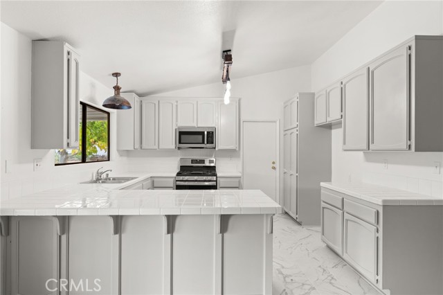 Detail Gallery Image 5 of 18 For 17805 Walnut, Hesperia,  CA 92345 - 3 Beds | 2 Baths