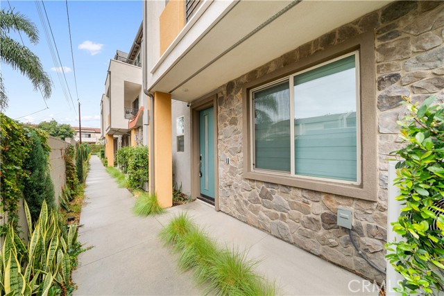 Detail Gallery Image 2 of 43 For 225 Scratch Rd, Covina,  CA 91722 - 3 Beds | 3/1 Baths