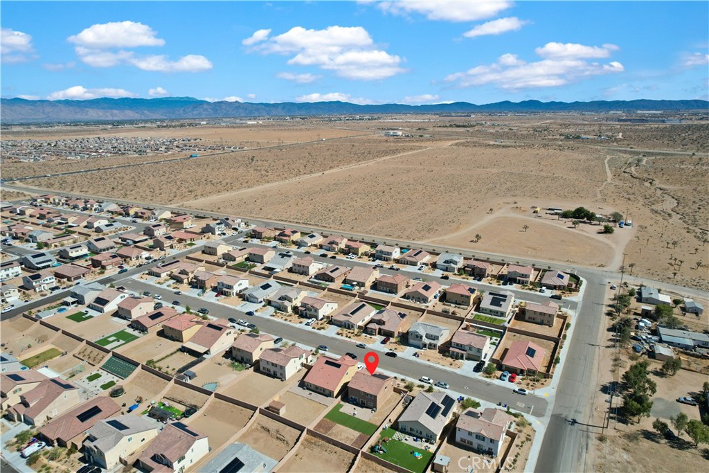 https://media.crmls.org/medias/5b74decc-bd6c-46b3-906f-2993e108c561.jpg?preset=X-Large