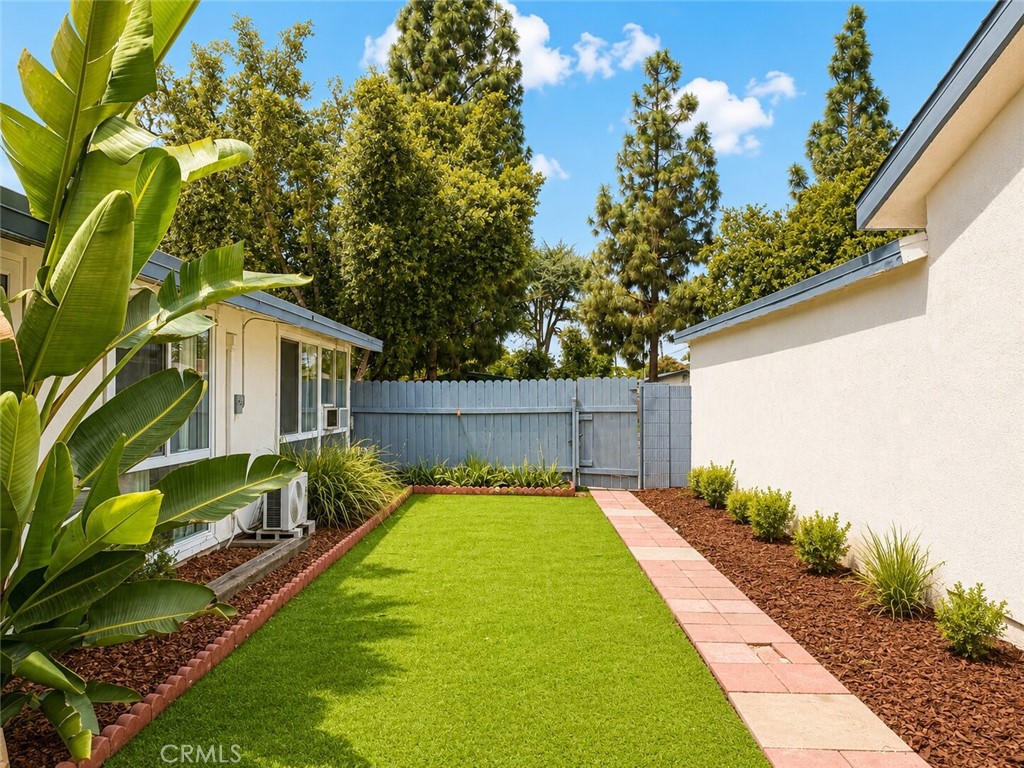 https://media.crmls.org/medias/5b7500f1-eb33-4ea9-9272-572a2a972028.jpg?preset=X-Large