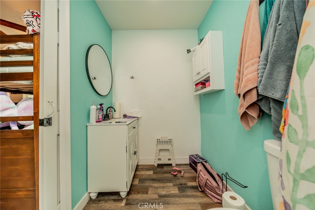 https://media.crmls.org/medias/5b775fd3-771f-48be-8f9a-83cfe79d67bd.jpg?preset=X-Large