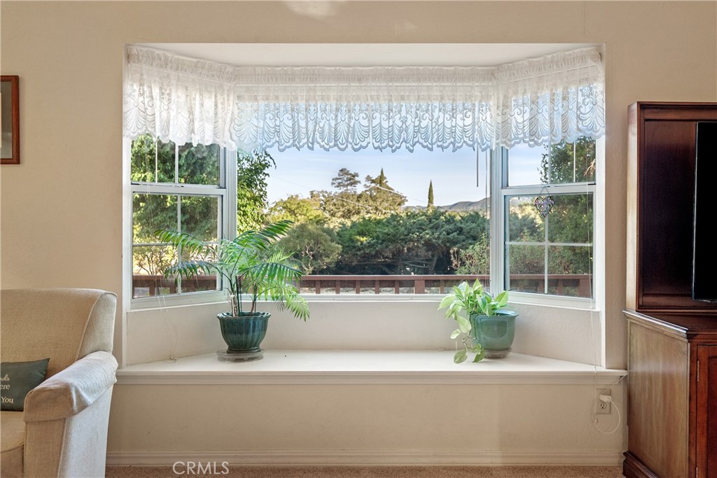 https://media.crmls.org/medias/5b77c250-4791-43c9-8ba1-2ca302992c93.jpg?preset=X-Large