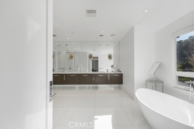 Detail Gallery Image 33 of 75 For 17950 Rancho St, Encino,  CA 91316 - 5 Beds | 6 Baths