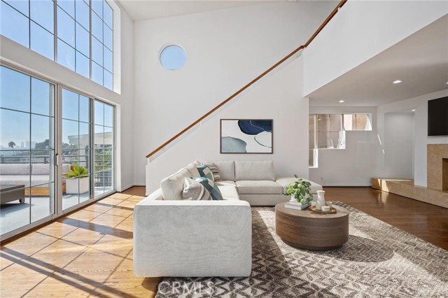 Detail Gallery Image 4 of 35 For 8246 Woodshill Trl, Los Angeles,  CA 90069 - 5 Beds | 5 Baths