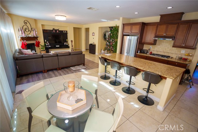 Detail Gallery Image 8 of 20 For 27462 English Ivy Ln, Canyon Country,  CA 91387 - 5 Beds | 3 Baths