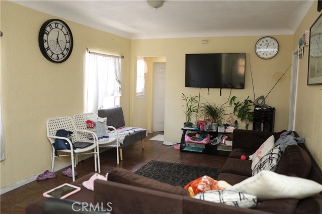 927 W 82nd Street, Los Angeles CA: https://media.crmls.org/medias/5b7e7913-ba86-40c1-b7a0-04a032144bf3.jpg