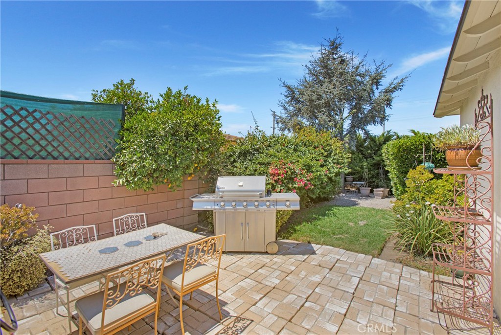 https://media.crmls.org/medias/5b7ef87b-3731-4b11-9f2d-16f02885a5fd.jpg?preset=X-Large