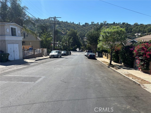 Detail Gallery Image 9 of 22 For 5020 Aldama, Los Angeles,  CA 90042 - 5 Beds | 2 Baths