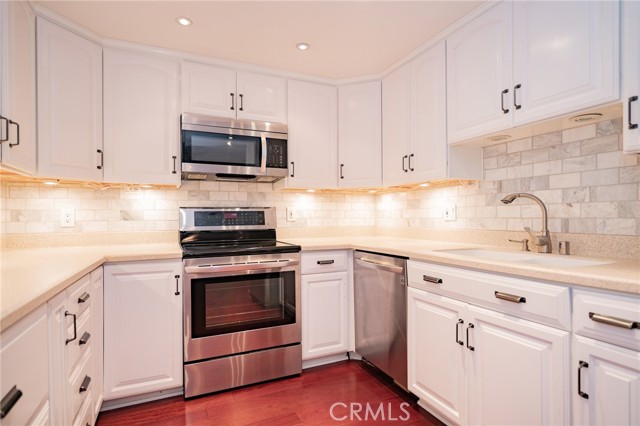 Detail Gallery Image 7 of 16 For 200 Mcneil Ln #104,  Newport Beach,  CA 92663 - 2 Beds | 2 Baths