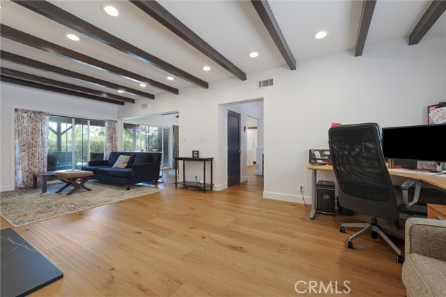 2528 N Orchard Drive, Burbank CA: https://media.crmls.org/medias/5b82a11d-3df3-485f-9eed-edbce61b2c8f.jpg