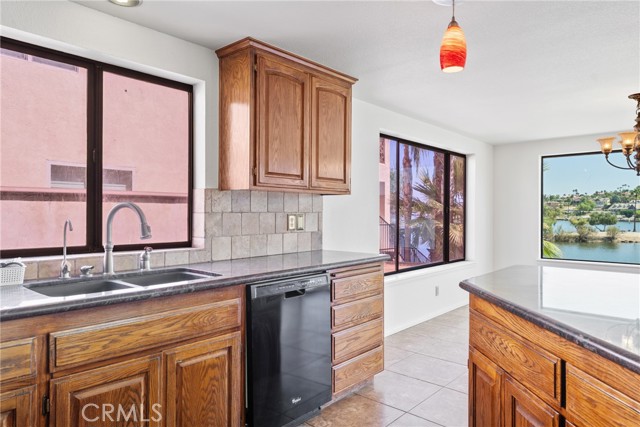 21998 Strawberry Lane, Canyon Lake CA: https://media.crmls.org/medias/5b89c942-ebc2-443b-979d-a97757ecd10a.jpg