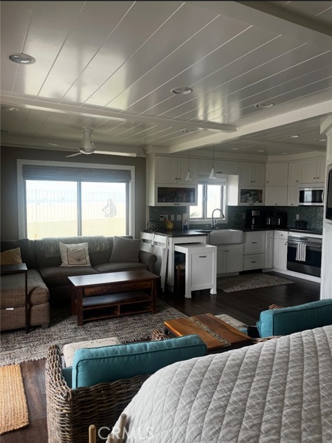 711 Pacific Coast, Huntington Beach CA: https://media.crmls.org/medias/5b8ab451-7896-41d9-aeb8-78568b5e059c.jpg