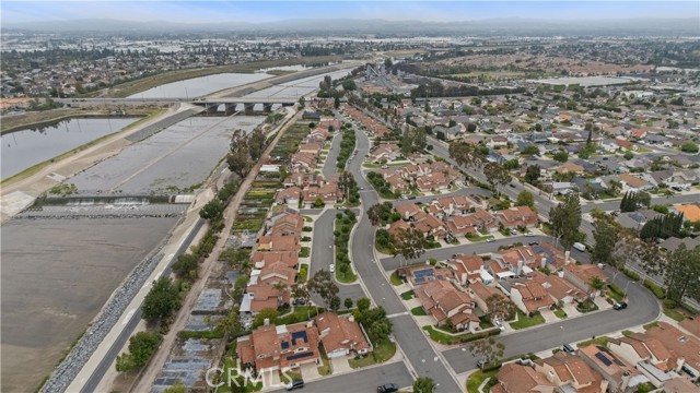 1027 W Rainbow Falls Way, Orange CA: https://media.crmls.org/medias/5b8e004a-235c-496d-ae66-009f8b0a6a6e.jpg