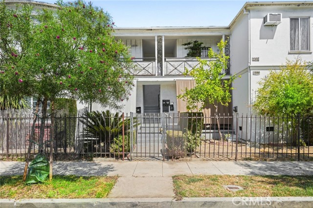 1200 N Kenmore Avenue, Los Angeles CA: https://media.crmls.org/medias/5b930a33-474e-456c-b295-8b0f6ca4038b.jpg