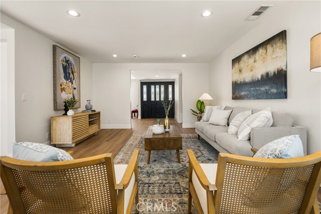 9802 Effingham Drive, Huntington Beach CA: https://media.crmls.org/medias/5b941a8e-b654-4f7a-a399-477c864aff39.jpg