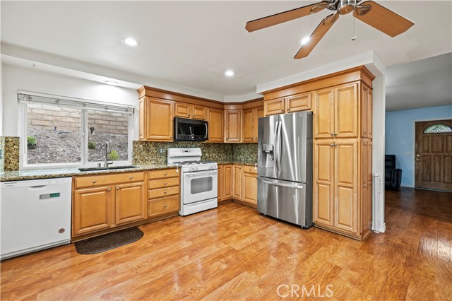 21742 Grovepark Drive, Saugus CA: https://media.crmls.org/medias/5b954e3c-f922-48e2-9d8c-380bdab86eae.jpg
