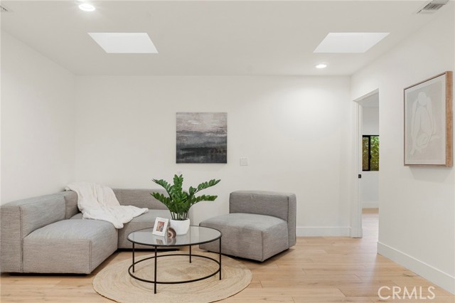 5265 Del Moreno Drive, Woodland Hills CA: https://media.crmls.org/medias/5b980598-4da1-4e4c-bab9-78707f69ce63.jpg