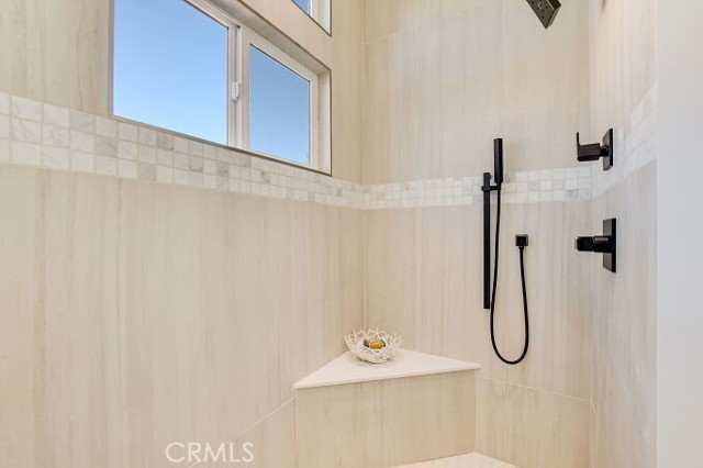 OWNER'S SHOWER STALL WITH SEAT