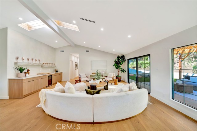 5534 Pattilar Avenue, Woodland Hills CA: https://media.crmls.org/medias/5b9c2a59-abfc-4b48-ae73-79def2de5fed.jpg