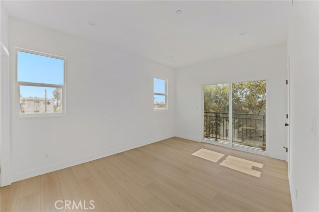 Detail Gallery Image 9 of 13 For 4511 Rosewood Ave #1,  Los Angeles,  CA 90004 - 4 Beds | 4/1 Baths