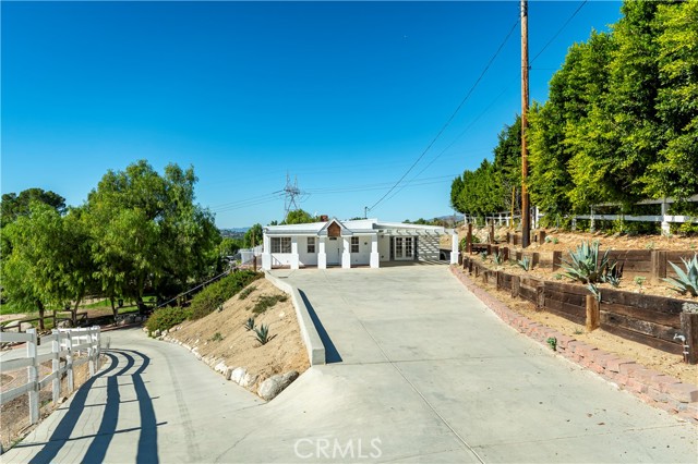 10161 Foothill Boulevard, Sylmar CA: https://media.crmls.org/medias/5ba2f6c2-0a87-4a39-a4bd-aea167117427.jpg