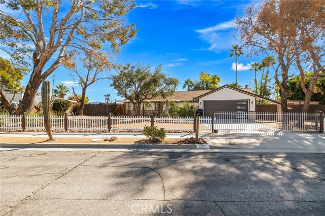 2200 N Carillo Road, Palm Springs CA: https://media.crmls.org/medias/5ba77e0c-161e-49a9-863f-2c109818271e.jpg