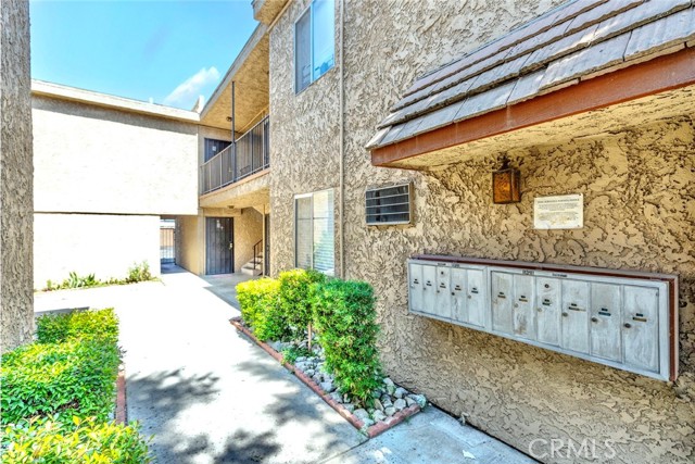 11341 Victory Boulevard, North Hollywood CA: https://media.crmls.org/medias/5ba78b76-6ba3-47e2-9a0e-ecfd47b5f7e9.jpg