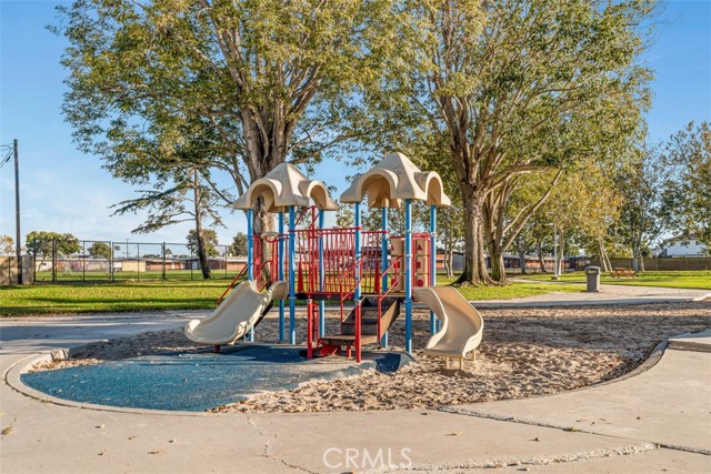Detail Gallery Image 30 of 32 For 8167 Dartmoor Drive, Huntington Beach,  CA 92646 - 4 Beds | 2/1 Baths