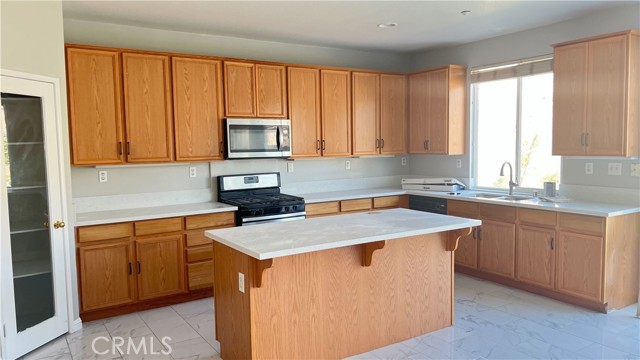 Detail Gallery Image 8 of 33 For 7575 Lime, Fontana,  CA 92336 - 5 Beds | 3 Baths