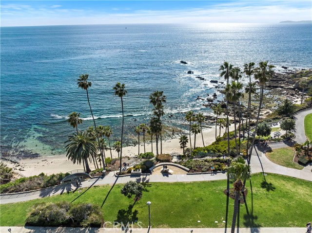 240 Moss Street, Laguna Beach CA: https://media.crmls.org/medias/5bab84f6-9385-484c-a315-05b4998e70c8.jpg
