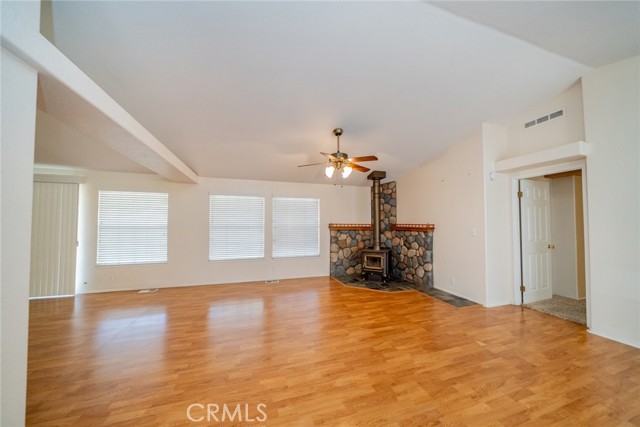 10778 Sonora Road, Phelan CA: https://media.crmls.org/medias/5bae9e55-f1ed-4d18-912c-76ed68ee7a5b.jpg