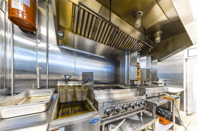 341 N Victory Boulevard, Burbank CA: https://media.crmls.org/medias/5baf2058-561e-409a-aa39-3f1910499853.jpg