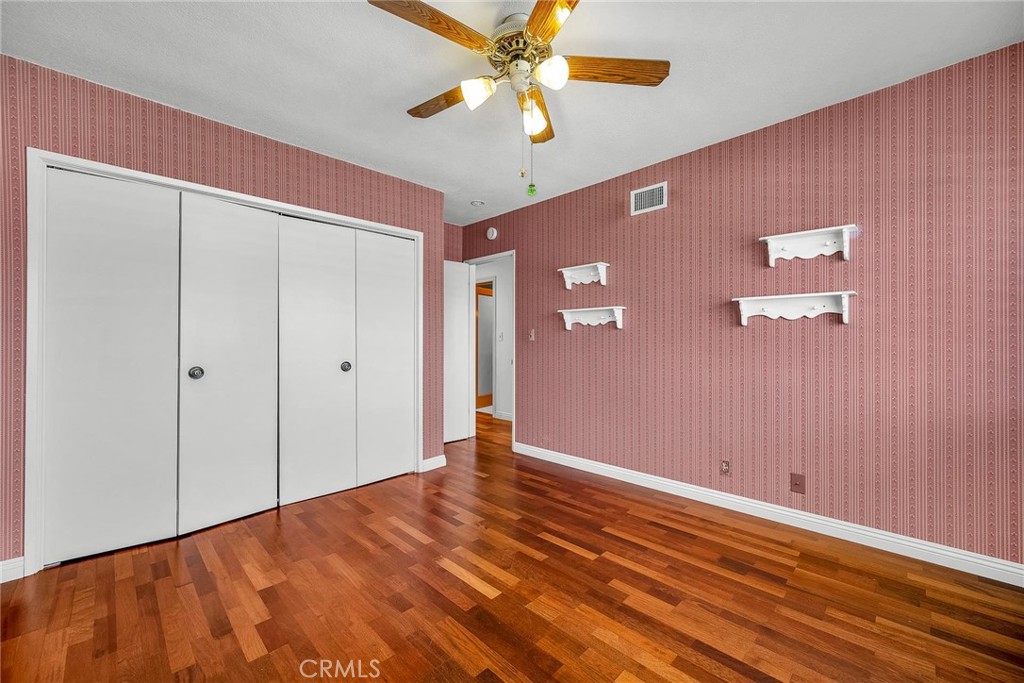 https://media.crmls.org/medias/5bb2c995-dfa1-4ebb-af01-fb90c6fb03a4.jpg?preset=X-Large