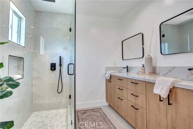 Detail Gallery Image 17 of 34 For 18406 Jovan St, Tarzana,  CA 91335 - 5 Beds | 4 Baths