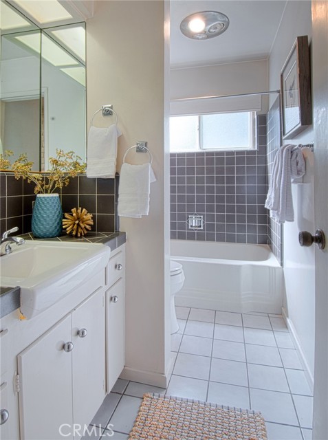 Detail Gallery Image 24 of 42 For 395 Meadow Ln, Newport Beach,  CA 92660 - 3 Beds | 3 Baths