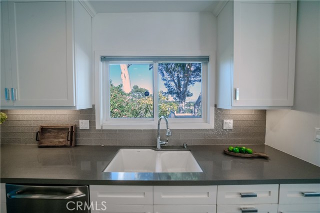 Detail Gallery Image 6 of 33 For 753 Claymont Dr, Los Angeles,  CA 90049 - 3 Beds | 3 Baths