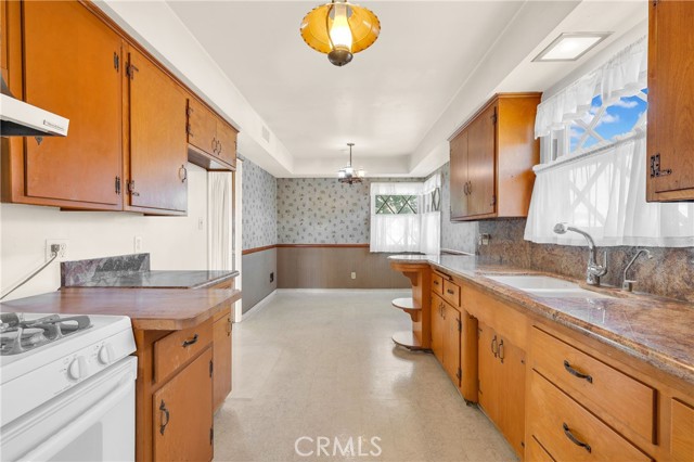 321 E Oakmont Drive, Montebello CA: https://media.crmls.org/medias/5bb8e051-00dd-4af0-b572-9349f248e78b.jpg