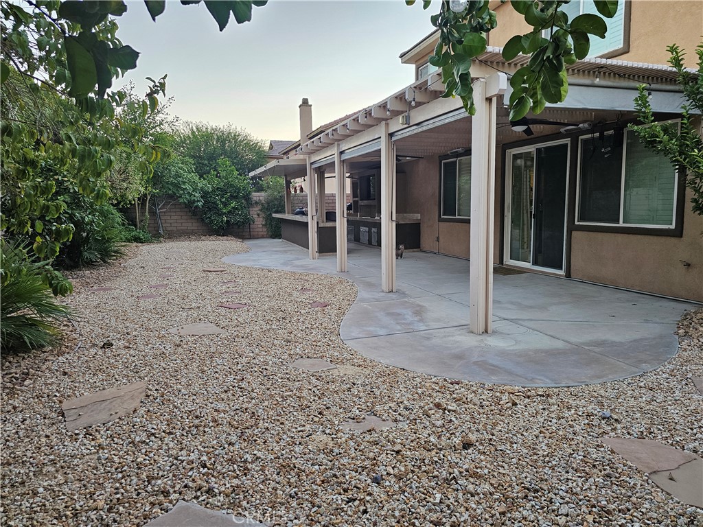 https://media.crmls.org/medias/5bb96aa0-b481-4343-bd84-6466fb0941a3.jpg?preset=X-Large