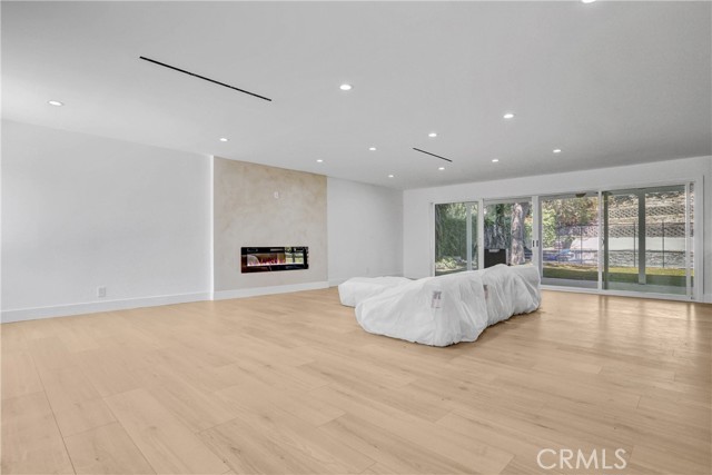 Detail Gallery Image 4 of 31 For 24045 Philiprimm St, Woodland Hills,  CA 91367 - 8 Beds | 5 Baths