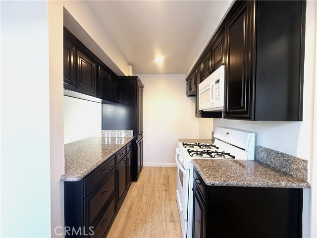 Detail Gallery Image 7 of 25 For 1974 W Glenoaks Ave #E,  Anaheim,  CA 92801 - 3 Beds | 2/1 Baths