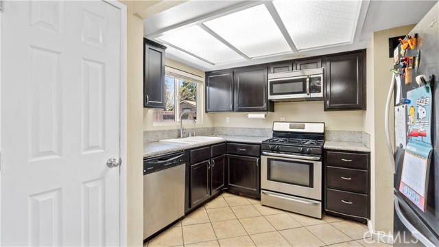 Detail Gallery Image 5 of 26 For 16040 San Jacinto Ave, Fontana,  CA 92336 - 3 Beds | 2 Baths