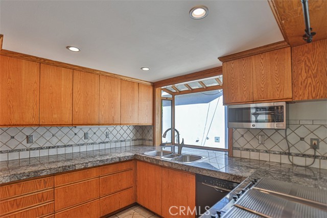 Detail Gallery Image 16 of 46 For 18440 Tamarind, Fountain Valley,  CA 92708 - 6 Beds | 4 Baths