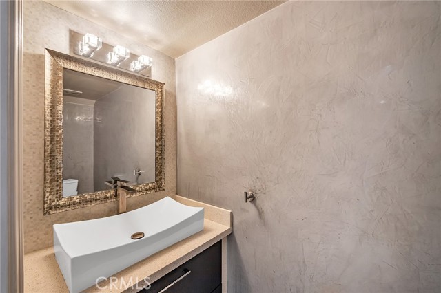 Detail Gallery Image 9 of 20 For 9325 Sunland Park Dr #32,  Sun Valley,  CA 91352 - 3 Beds | 2/1 Baths