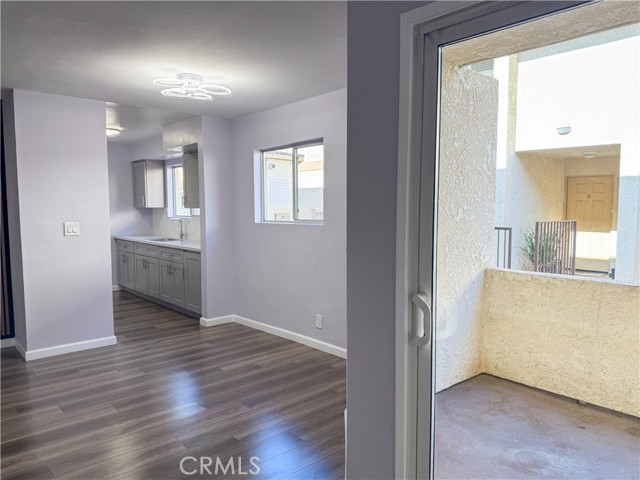 Detail Gallery Image 5 of 21 For 7631 Reseda Bld 42y,  Reseda,  CA 91335 - 3 Beds | 2 Baths