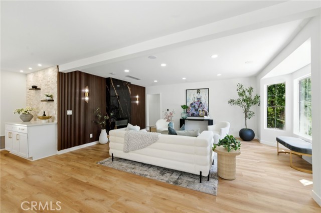 Detail Gallery Image 4 of 21 For 6119 Longridge Ave, Valley Glen,  CA 91401 - 4 Beds | 4/1 Baths
