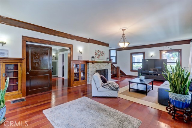 223 N St Andrews Place, Los Angeles CA: https://media.crmls.org/medias/5bd23f56-2674-4e46-8a5f-f1cd9054e897.jpg