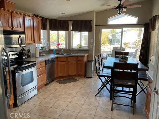 Detail Gallery Image 10 of 47 For 12600 Havasu Lake Rd #93,  Needles,  CA 92363 - 3 Beds | 2 Baths