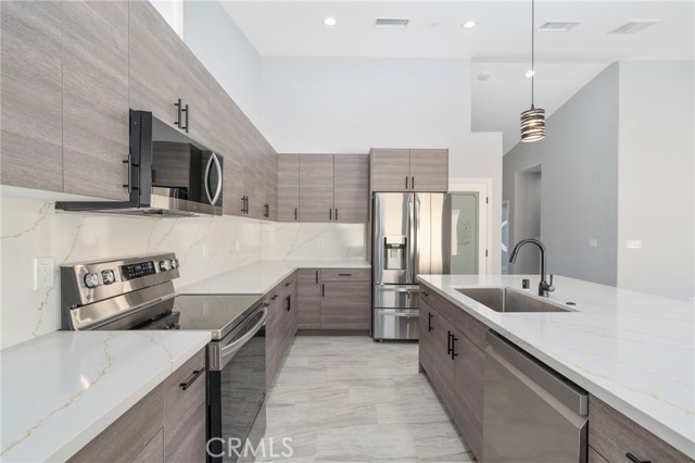 Detail Gallery Image 11 of 50 For 18756 Centennial St, Hesperia,  CA 92345 - 4 Beds | 3 Baths