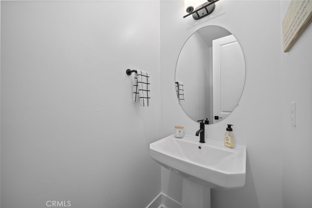 https://media.crmls.org/medias/5bd3d101-6c09-4bb0-b1e1-9a33963806b2.jpg?preset=X-Large