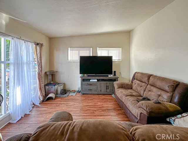 3915 E 11th Street, Long Beach CA: https://media.crmls.org/medias/5bd53553-3aeb-42e9-9971-094145b3dc21.jpg